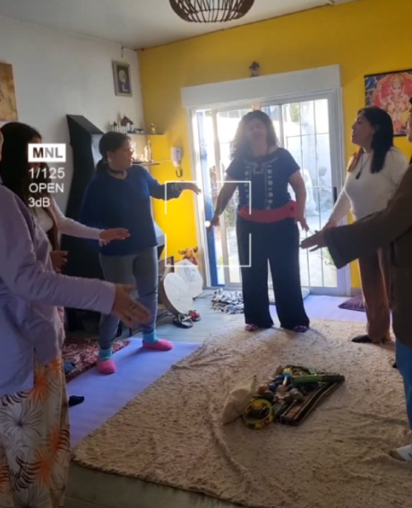 Grupo en una práctica guiada en un espacio luminoso — clases de Yoga en Sayago