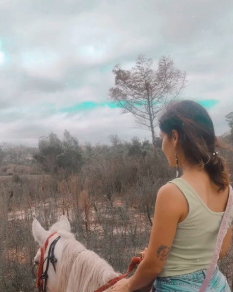 Natalia Márquez, terapeuta holística en Montevideo, en un paseo a caballo entre la naturaleza