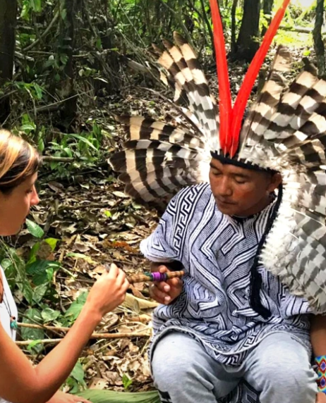 Ceremonia con medicinas ancestrales junto a un referente indígena en la selva