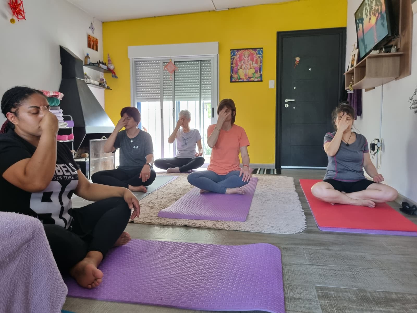 Grupo en una práctica guiada en un espacio luminoso — clases de Yoga en Sayago