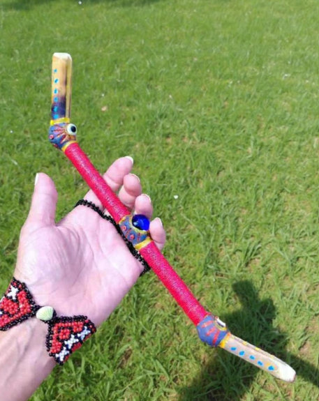Instrumento ancestral artesanal sostenido en la mano, usado en prácticas energéticas