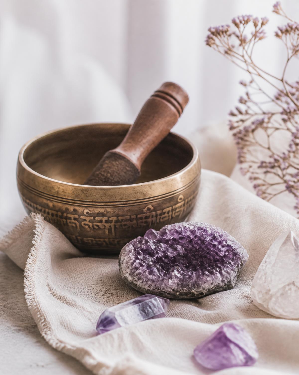Cuenco tibetano con gemas de amatista y cuarzo sobre lino — Reiki con gemas en Montevideo